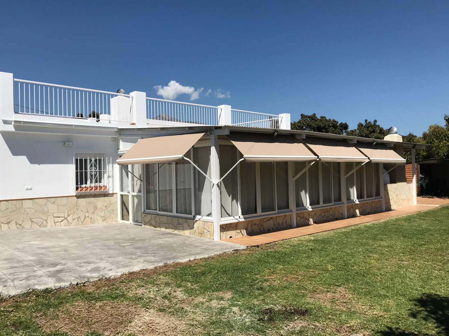 BELLE MAISON DE CAMPAGNE, ESPACE VERT, PISCINE ET PARKING.