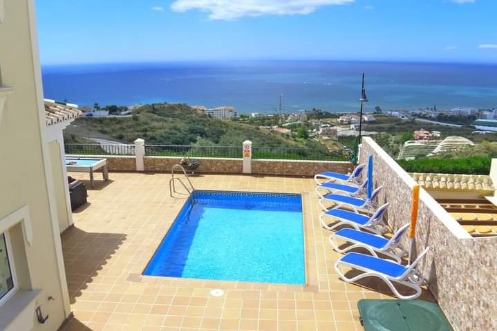 VILLA WITH THREE BEDROOMS, THREE BATHROOMS, LARGE TERRACE WITH POOL AND IMPRESSIVE VIEWS