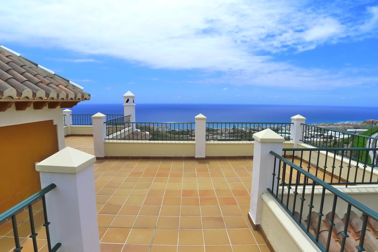 VILLA WITH THREE BEDROOMS, THREE BATHROOMS, LARGE TERRACE WITH POOL AND IMPRESSIVE VIEWS