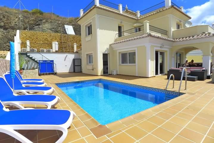 VILLA WITH THREE BEDROOMS, THREE BATHROOMS, LARGE TERRACE WITH POOL AND IMPRESSIVE VIEWS