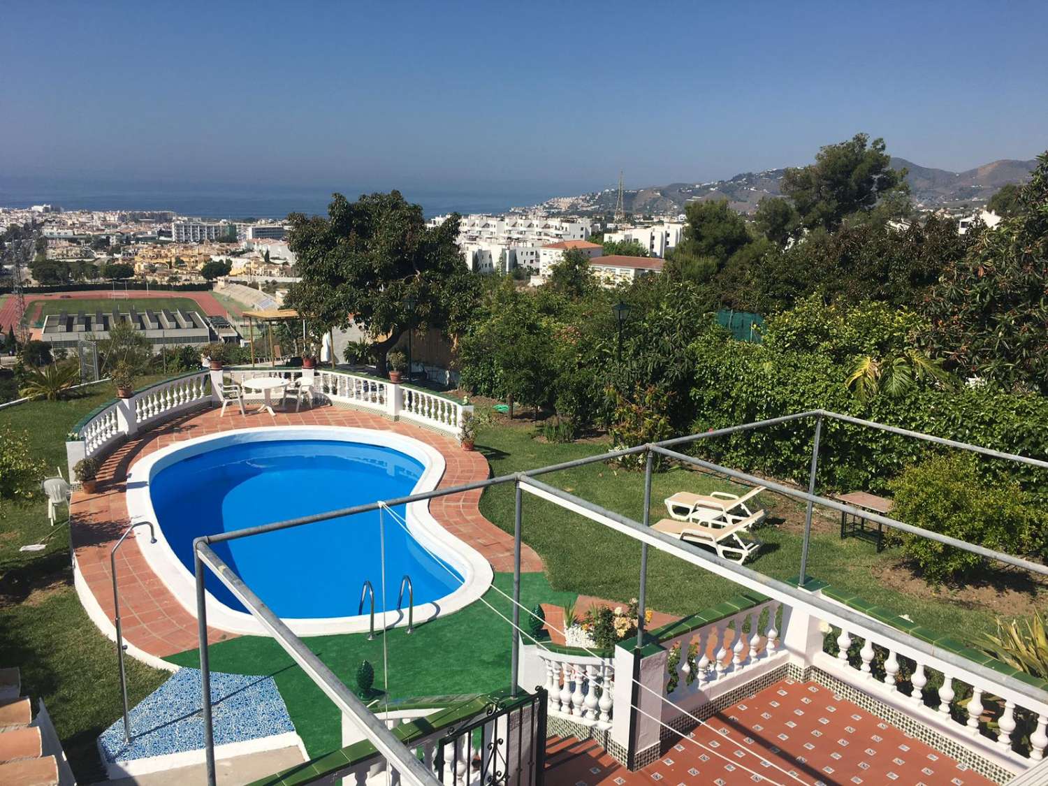 VILLA MIT DREI SCHLAFZIMMERN MIT GROßEM GARTEN UND POOLBEREICH UND MEERBLICK