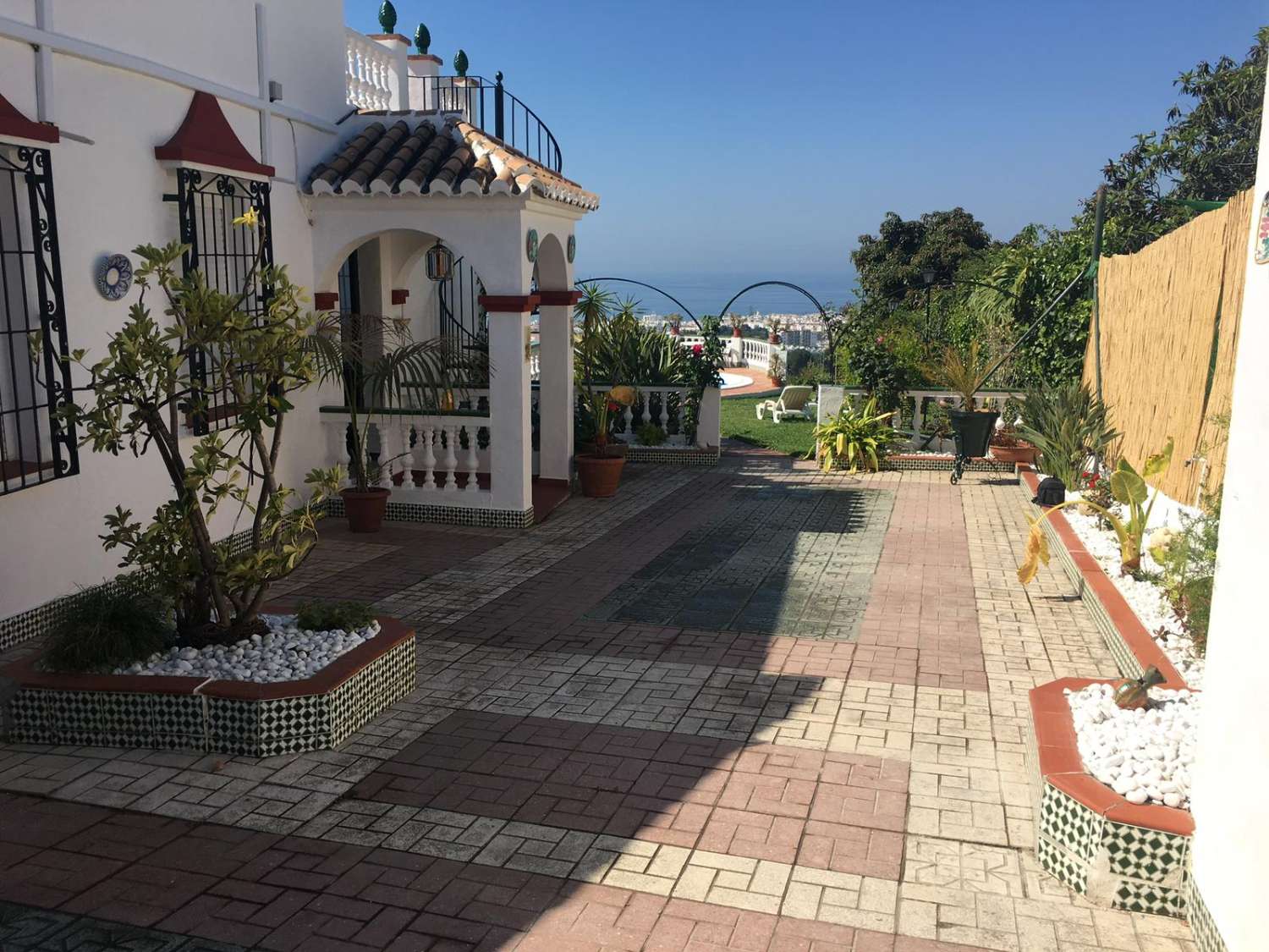 VILLA MIT DREI SCHLAFZIMMERN MIT GROßEM GARTEN UND POOLBEREICH UND MEERBLICK