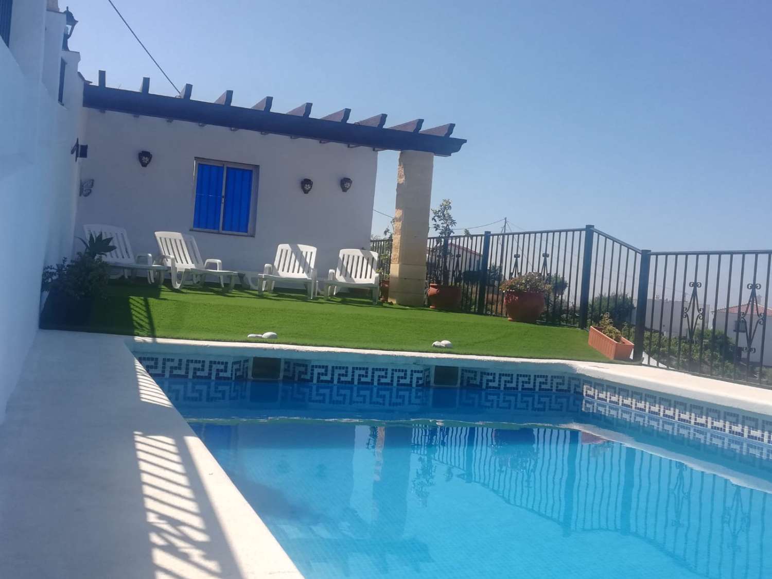 TRE SOVRUMSHUS I TORROX MED PRIVAT POOL